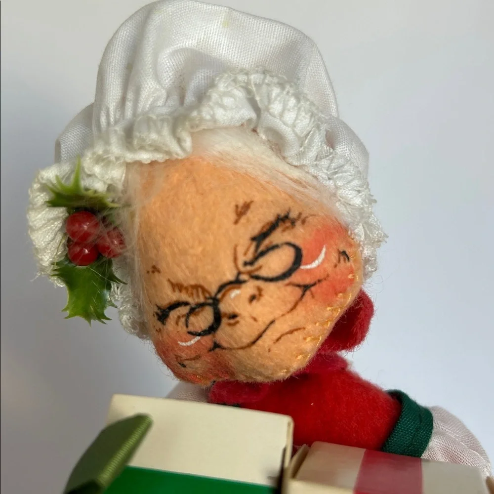 Annalee Mrs Clause with presents